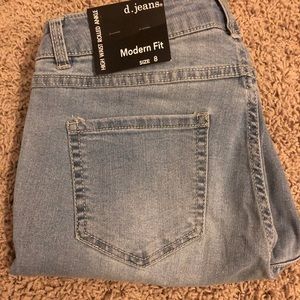 D. Jeans Rolled Ankle Jeans